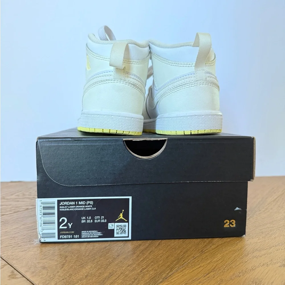 Nike Air Jordan 1 Mid in 